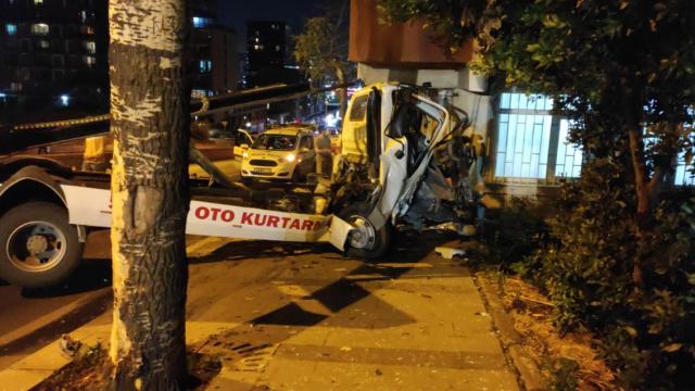 Freni boşalan çekiciyi binaya çarpmaktan ağaç kurtardı