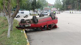 Ağaca çarpan otomobil takla attı: 6 yaralı