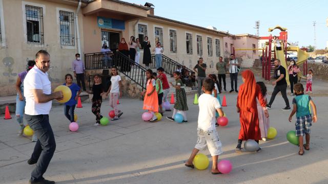Batmanda gönüllü öğretmenler köylerde düzenledikleri etkinliklerle çocukların yüzünü güldürüyor