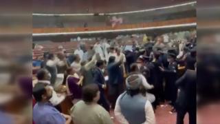 Pakistan meclisinde 'bütçe' gerginliği: Defterler havada uçuştu