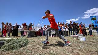 Vanlı öğrenciler, mezuniyet kutlamasını "Survivor" parkurunda yarışarak yaptı