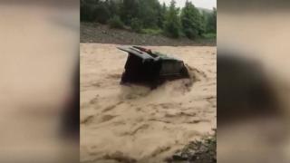 Samsun'da sele kapılan araç böyle sürüklendi