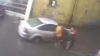 Su baskınında mahsur kalan araçlarını iterek kurtardılar