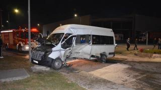 İşçi servisi ve otomobil çarpıştı: 8 yaralı
