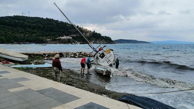 Erdekte etkili olan lodos teknelere zarar verdi