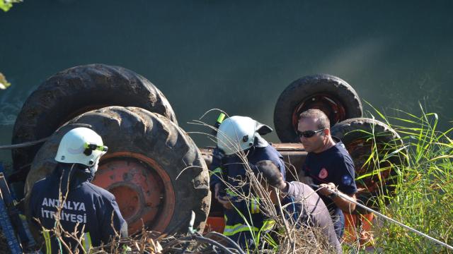 Antalyada dereye devrilen traktörün sürücüsü öldü