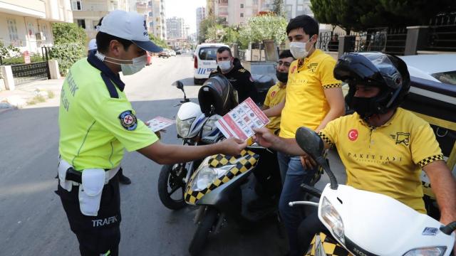 Adanada trafik polisleri, motosikletli kuryelere bilgilendirme yaptı