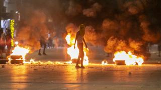 Tunus'ta gözaltına alınan genç öldü, sokaklar karıştı