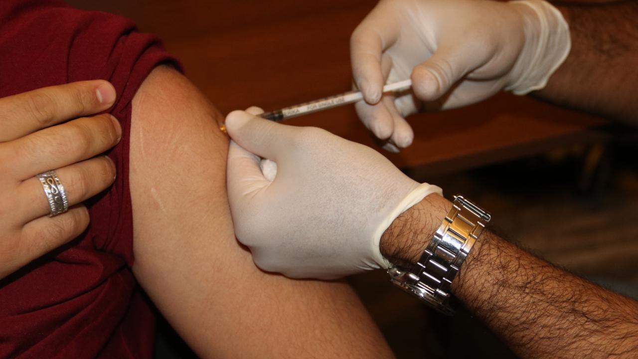 Diyarbakır'da OSB çalışanları mobil ekiplerce Covid-19'a karşı aşılanıyor