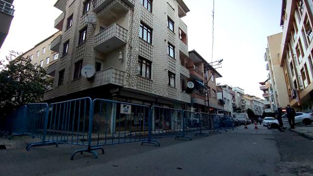 İstanbulda depremin ardından hasar oluşan bir bina boşaltıldı