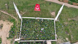 Üstü açık tarihi camide açık havada cuma namazı