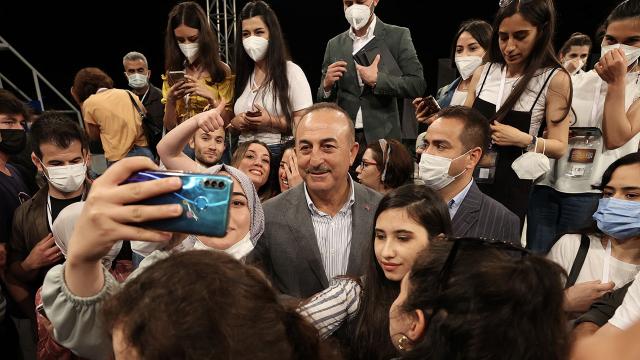 Bakan Çavuşoğlu öğrencilerle buluştu