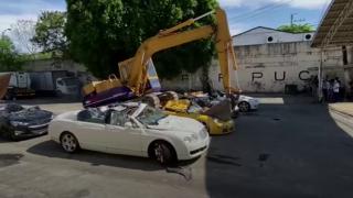 Filipinler'de ülkeye kaçak sokulan araçlar hurdaya çevrildi