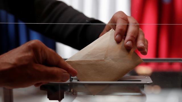 Fransada bölge ve vilayet seçimleri: Macron ve aşırı sağcılar mağlup