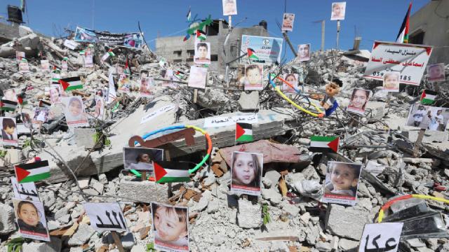 İsrail saldırılarında ölen çocukların fotoğrafları bir enkazda sergilendi
