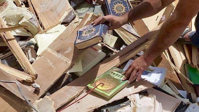 İsrailin hava saldırısında tamamen yıkılan kitapçıya 200 bin dolar bağış
