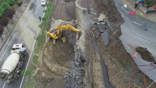 Başakşehir'de istinat duvarı çöktü