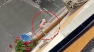 Yağmur suyuyla saçını yıkadı