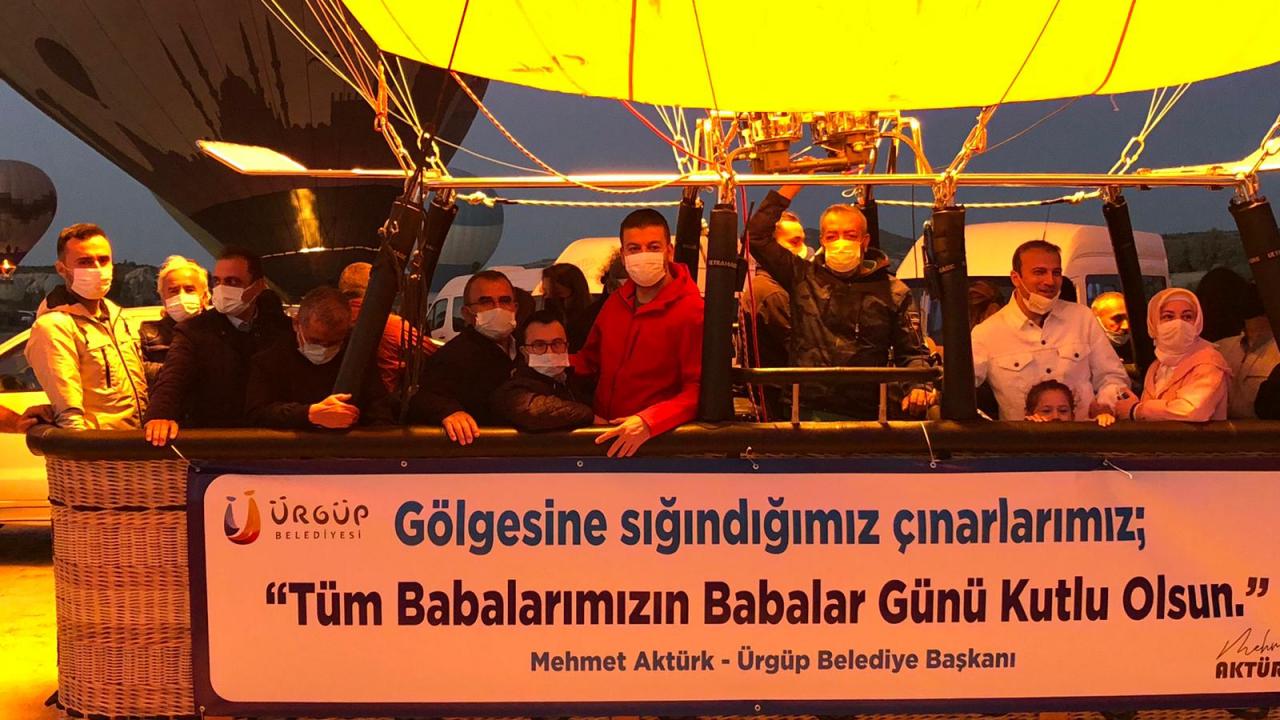 Kapadokya’da sıcak hava balonu babalar için havalandı