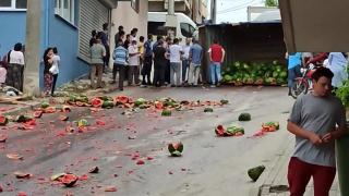 Devrilen kamyondaki karpuzlar yola saçıldı