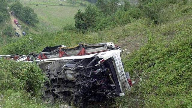 Kolombiyada otobüs uçuruma yuvarlandı: 6 ölü