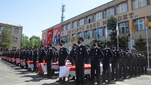 Erzurumda polis adaylarının mezuniyet sevinci