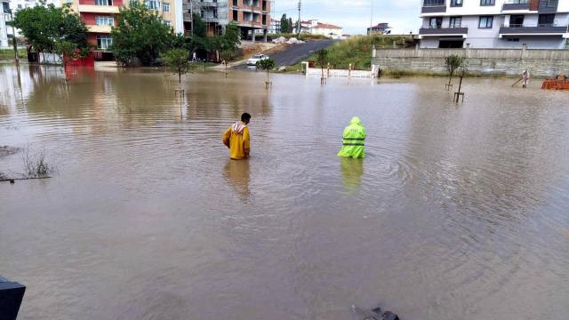 Çorluda sağanak; cadde ve sokaklar göle döndü