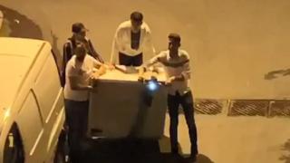 Buzdolabını elektrikli scooterla taşıdılar