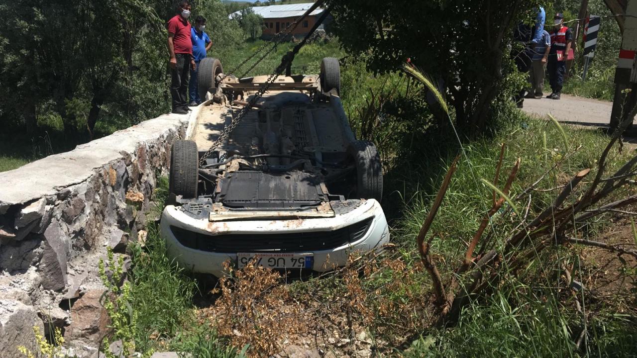 Sivas'ta istinat duvarına çarpan otomobil devrildi: 2 ölü, 2 yaralı