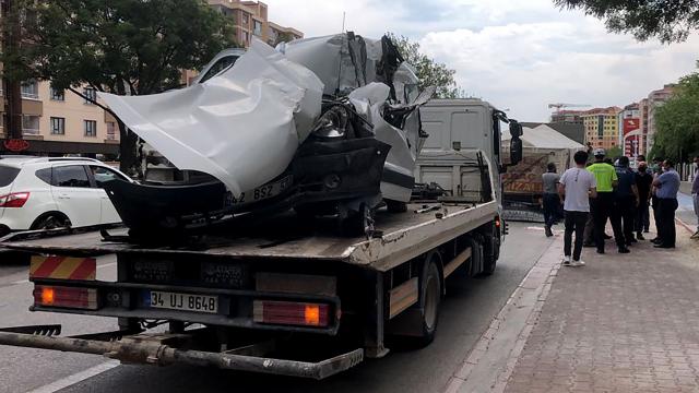 Konyada park halindeki kamyona çarpan hafif ticari aracın sürücüsü hayatını kaybetti