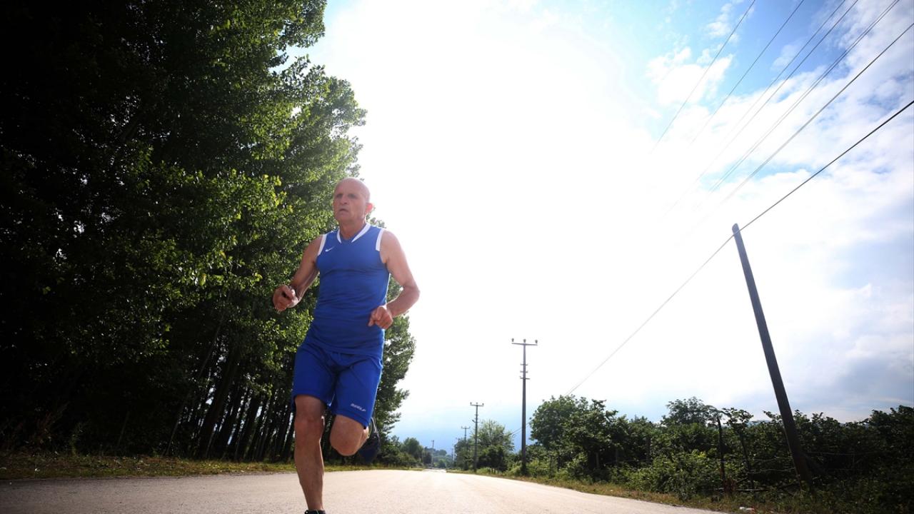 Çevresinde "Atlet Cemal" olarak tanınan Keçeci, spor tutkusunu gençlere aşılamaya çalışıyor.