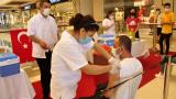 Alışveriş merkezinde çalışanlara ve müşterilere aşı