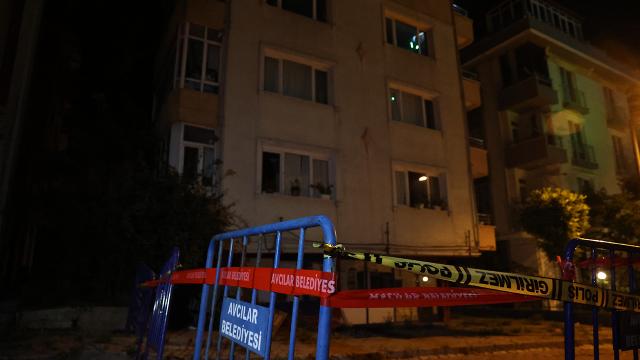 İstanbulda kolonu çatlayan 5 katlı bina boşatıldı