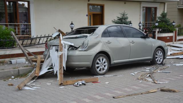 Çanakkalede kuvvetli fırtına çatıyı yerinden söktü, elektrik direğini devirdi