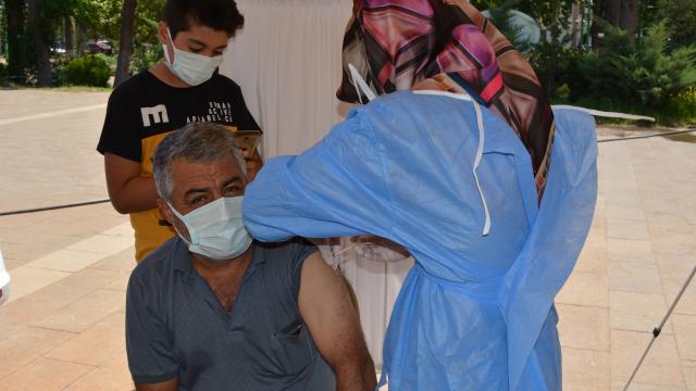 Gaziantepte 4 kez Covid-19 aşısı için randevu alıp korkudan gitmeyen kişiyi 12 yaşındaki oğlu ikna etti