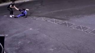 Motosikletten düşüp yolda kayan sürücüyü esnaf kurtardı