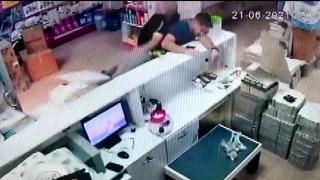 Asma kattan oğlunun üstüne düşen adam kamerada