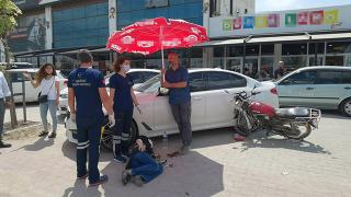 Yerde yatan yaralıları şemsiye ile güneşten korudu