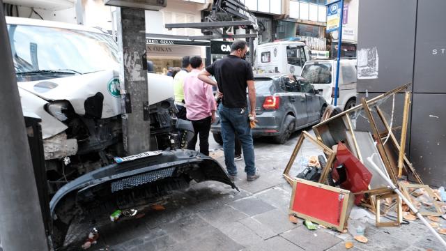 Şişlide kırmızı ışık ihlali sonrası yaşanan kazada 2 kişi yaralandı