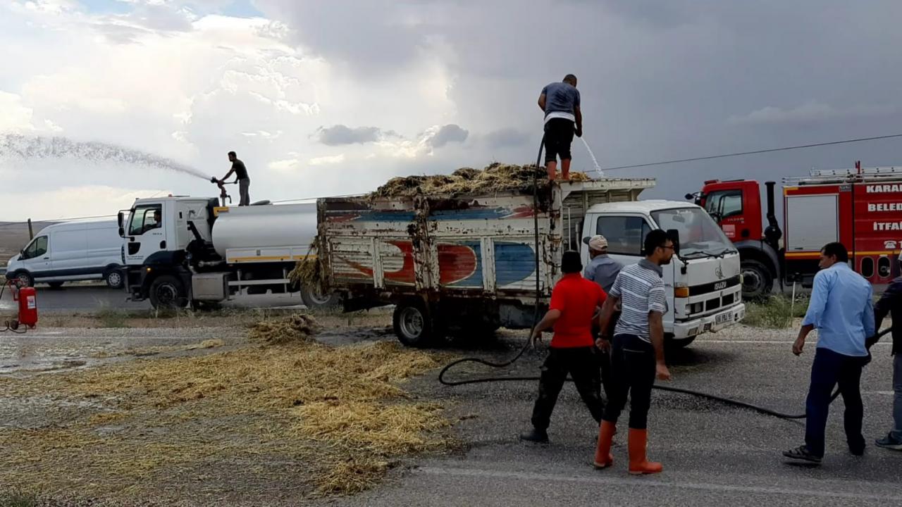 Kırıkkale'de seyir halindeki kamyonun kasasındaki sap balyaları yandı