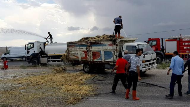 Kırıkkalede seyir halindeki kamyonun kasasındaki sap balyaları yandı