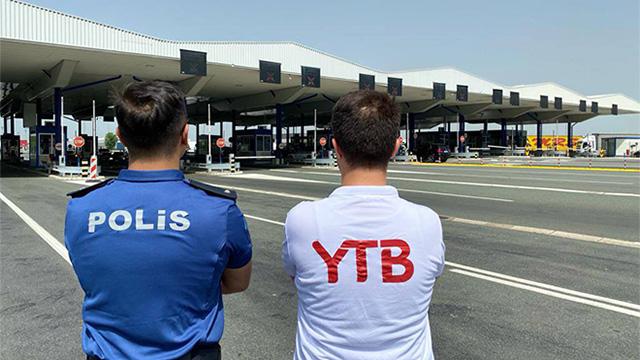 YTB Türkiyeye tatile gelen vatandaşları sınırda karşılıyor