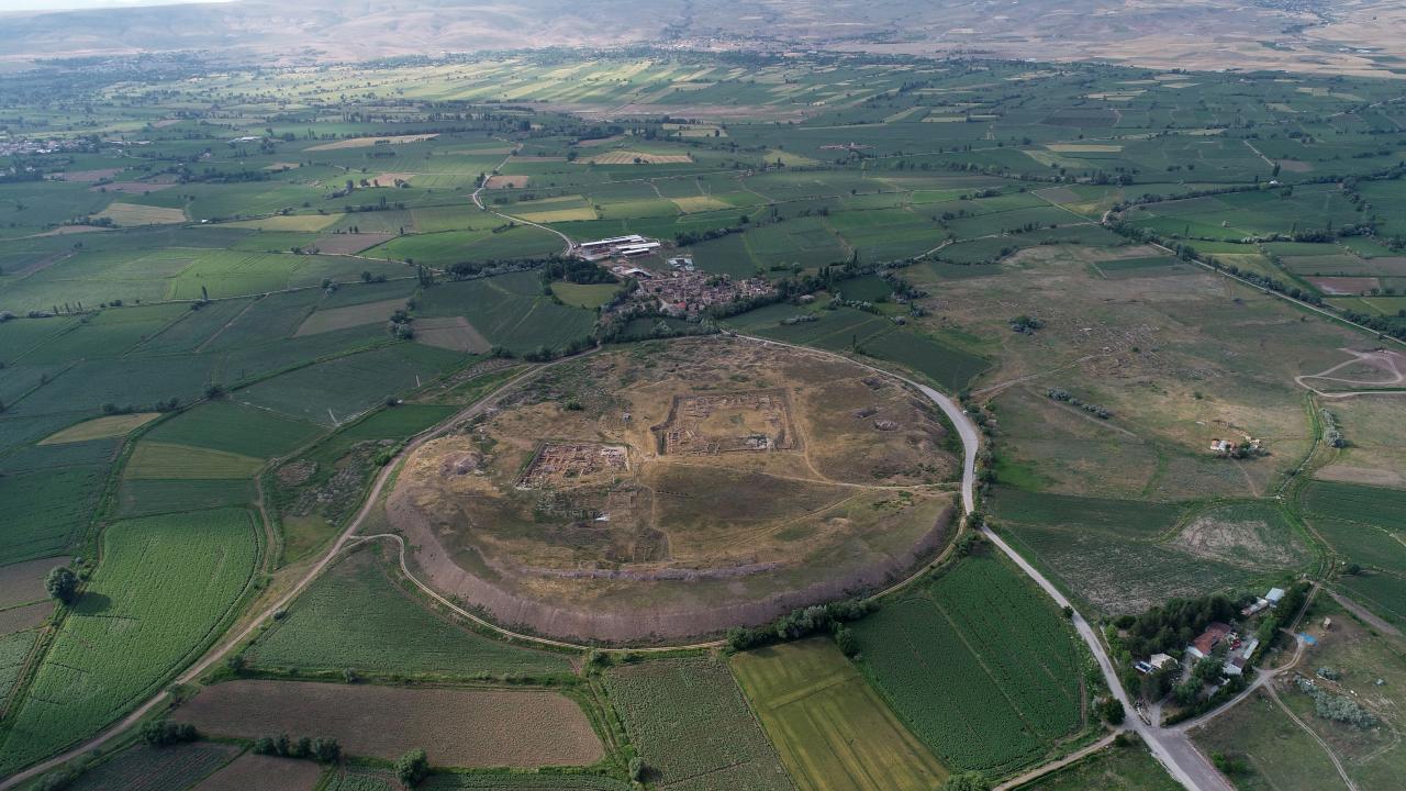 İpek Yolu üzerindeki kentin geçmişin ticari otelleri olan tarihi kervansaraylara sahip olduğunu anlatan Büyükkılıç, şöyle devam etti: