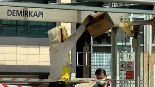 Arılar yuva yaptı, yolcular kaçıştı