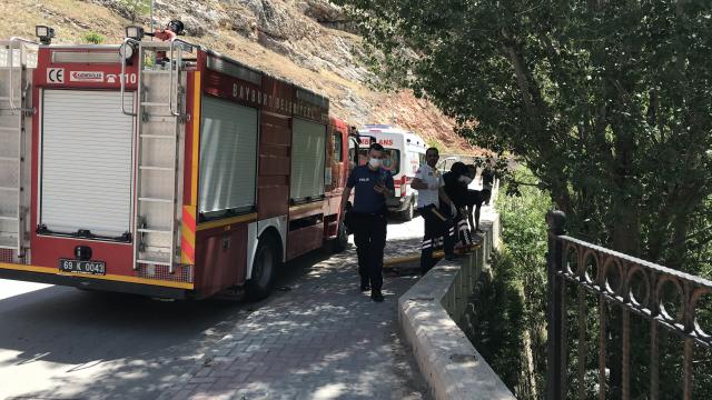 Bayburtta nehir kenarına düşen otomobil duvar ile ağaç arasına sıkıştı: 2 yaralı