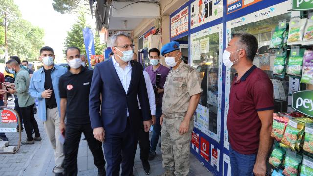 Bingöl Valisi Ekinci, Kığı ilçesinde depreme ilişkin incelemelerde bulundu
