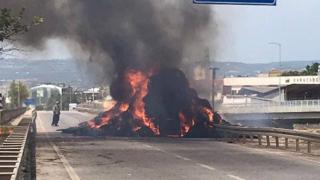 Saman yüklü traktör alev alev yandı