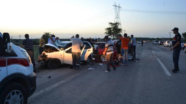 İki otomobil kafa kafaya çarpıştı: 3 ölü, 4 yaralı