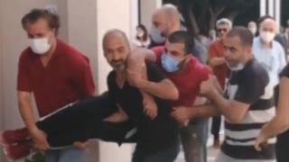 Bedensel engelli genci kucaklayarak sınava yetiştirdiler