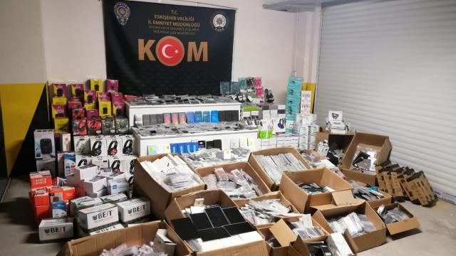 Eskişehirde 5 bin 570 kaçak elektronik cihaz ele geçirildi